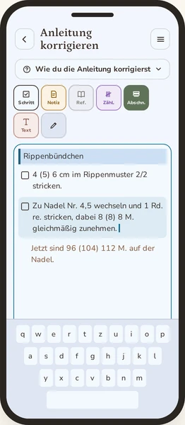 Die Rowtine-App auf einem Handy, auf dem Bildschirm „Anleitung korrigieren“: die eingeklappte Hilfe „Wie du die Anleitung korrigierst“, die Leiste der Zeilentypen (Schritt, Notiz, Referenz, Zähler, Abschnitt, Text), die ersten Zeilen des Abschnitts Rippenbündchen, die aktuelle Zeile mit dem Cursor hervorgehoben und unten die geöffnete Tastatur.