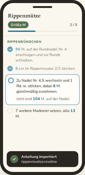 Die Rowtine-App auf einem Handy, die Anleitung Rippenmütze in Größe M geöffnet: zwei von fünf Schritten abgehakt, der aktuelle Schritt umrandet, mit der Maschenzahl, die er ergibt, und unten die Meldung „Anleitung importiert“, rippenmuetze.rowtine.