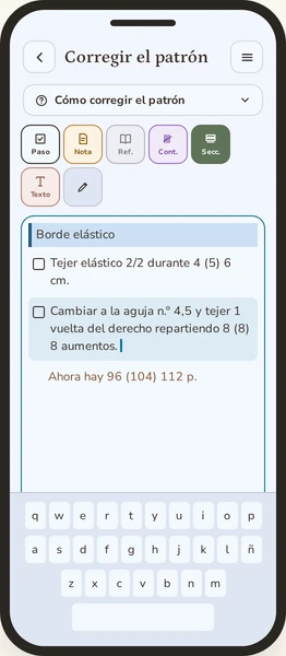 La app Rowtine en un móvil, en la pantalla «Corregir el patrón»: la ayuda plegada «Cómo corregir el patrón», la barra de tipos de línea (Paso, Nota, Referencia, Contador, Sección, Texto), las primeras líneas de la sección Borde elástico, la línea en curso resaltada con su cursor y el teclado abierto en la parte de abajo.