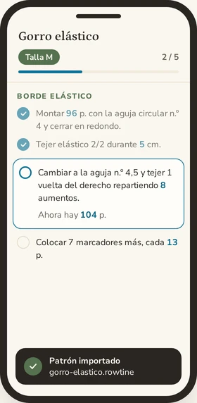 La app Rowtine en un móvil, con el patrón Gorro elástico abierto en talla M: dos pasos de cinco marcados, el paso en curso recuadrado con el número de puntos que da y, abajo, el aviso «Patrón importado», gorro-elastico.rowtine.