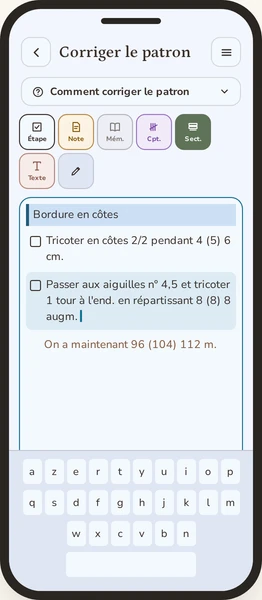 L’appli Rowtine sur un téléphone, à l’écran Corriger le patron : l’aide repliée Comment corriger le patron, la barre des types de ligne (Étape, Note, Mémoire, Compteur, Section, Texte), les premières lignes de la section Bordure en côtes, la ligne en cours surlignée avec son curseur, et le clavier ouvert en bas de l’écran.