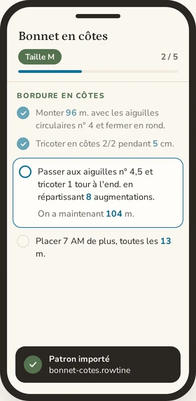 L’appli Rowtine sur un téléphone, le patron Bonnet en côtes ouvert en taille M : deux étapes sur cinq cochées, l’étape en cours encadrée avec le nombre de mailles obtenu, et en bas la notification Patron importé, bonnet-cotes.rowtine.