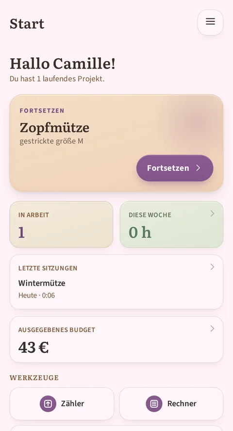 Der Start von Rowtine: „Hallo Camille!“, die Kachel Fortsetzen zeigt das Projekt Wintermütze bei 0 Prozent, dann die Übersicht (1 in Arbeit, die Zeit dieser Woche, die letzte Sitzung mit dem heutigen Datum, das ausgegebene Budget) und die Werkzeuge Zähler, Rechner und Nadeln