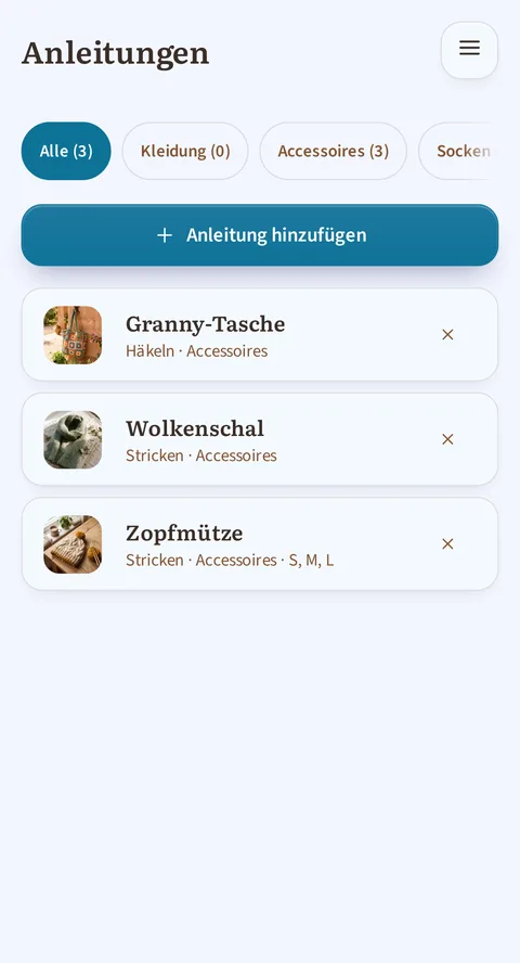 Der Bildschirm „Anleitungen“: oben die Filter Alle 3, Kleidung 0, Accessoires 3 und ein vierter, vom rechten Rand abgeschnitten, darunter die bildschirmbreite Schaltfläche Anleitung hinzufügen und drei Karten: die gehäkelte Granny-Tasche, der gestrickte Wolkenschal und die Zopfmütze in den Größen S, M und L