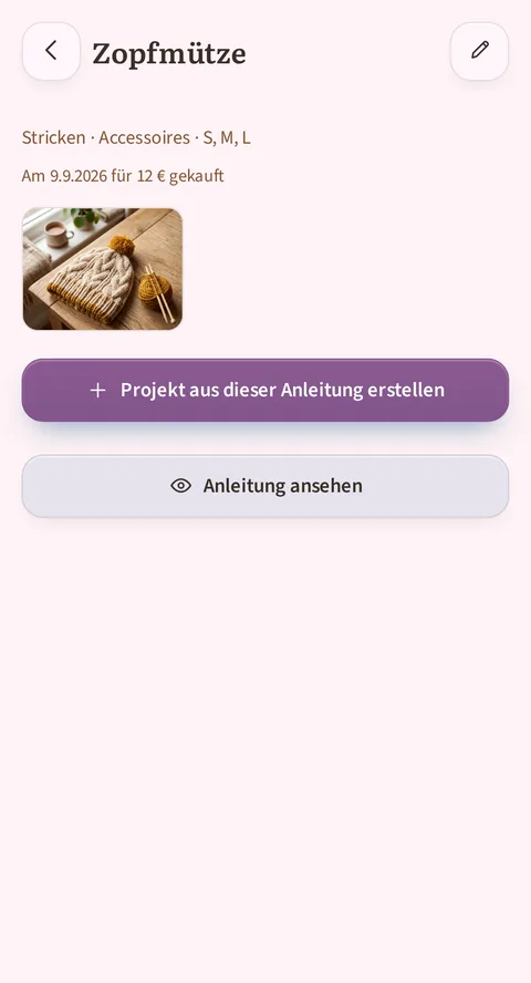 Die Anleitung Zopfmütze, darunter die Zeile Stricken, Accessoires, S, M, L, die Zeile Am 12.8.2026 für 12 € gekauft und ein Foto der Zopfmütze auf einem Holzbrett; die beiden Schaltflächen heißen Projekt aus dieser Anleitung erstellen und Anleitung ansehen.