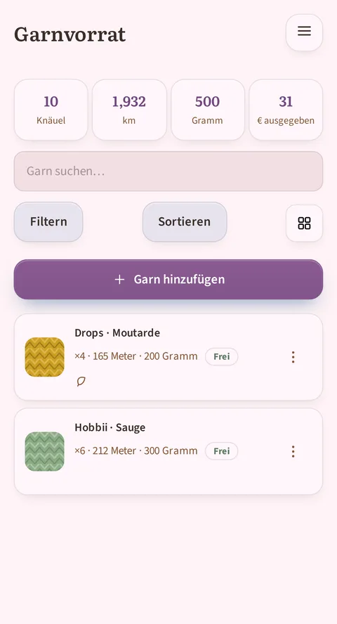 10 Knäuel, 1,932 km, 500 Gramm und 31 € ausgegeben oben, das Feld „Garn suchen…“ und die Schaltflächen Filtern und Sortieren, dann Drops · Moutarde, ×4 · 165 Meter · 200 Gramm, mit einem kleinen Blatt darunter, und Hobbii · Sauge, ×6 · 212 Meter · 300 Gramm, beide frei