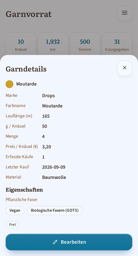 Die Karte legt sich über den Garnvorrat mit 10 Knäuel, 1,932 km, 500 Gramm und 31 €: gelber Punkt Moutarde, Marke Drops, 165 m Lauflänge, 50 g je Knäuel, Menge 4 zu je 3,20 €, letzter Kauf am 2026-08-12
