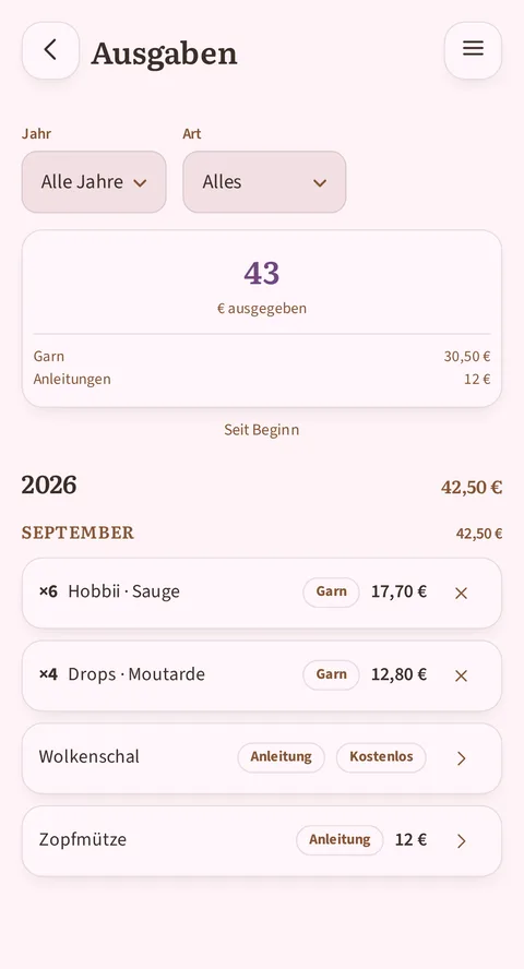 Unter dem großen 43 € ausgegeben, aufgeteilt in Garn 30,50 € und Anleitungen 12 €, und der Zeile Seit Beginn kommt 2026 auf 42,50 €, ebenso der August: ×6 Hobbii · Sauge für 17,70 € und ×4 Drops · Moutarde für 12,80 €, beide mit dem Abzeichen Garn und je einem Kreuz zum Löschen, danach Wolkenschal mit Anleitung und Kostenlos sowie Zopfmütze mit Anleitung und 12 €