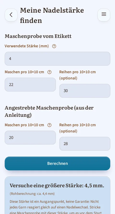 Meine Nadelstärke finden, mit ausgefüllten Feldern: Maschenprobe vom Etikett steht auf 4 mm, 22 Maschen und 30 Reihen pro 10×10 cm, angestrebt sind 20 und 28, und die Antwort lautet Versuche eine größere Stärke: 4,5 mm.