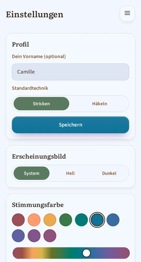 Die Einstellungen in Karten: im Profil steht Camille, als Standardtechnik ist Stricken gewählt, darunter eine Schaltfläche Speichern; dann das Erscheinungsbild auf System, der Block Stimmungsfarbe mit seinen zehn Punkten und seinem Farbton-Regler, der Erste Wochentag auf Montag und ganz unten am Rand nur noch die Überschrift Sprache.
