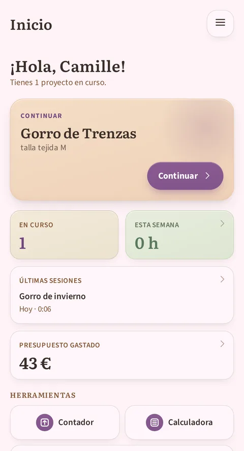 El inicio de Rowtine: «¡Hola, Camille!», la ficha Continuar muestra el proyecto Gorro de invierno al 0 por ciento, y debajo el panel (1 en curso, el tiempo de la semana, la última sesión con fecha de hoy, el presupuesto gastado) y las herramientas Contador, Calculadora y Agujas