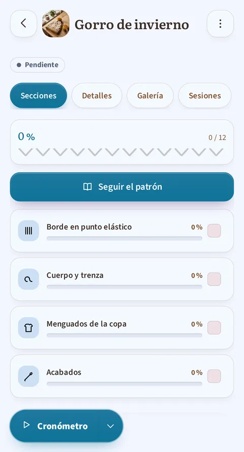 El proyecto Gorro de invierno, etiquetado Pendiente, abierto en su pestaña Secciones: 0 % y 0 de 12 arriba, el botón Seguir el patrón a todo lo ancho, y luego Borde en punto elástico, Cuerpo y trenza, Menguados de la copa y Acabados, todas aún al 0 %; la pastilla del cronómetro flota abajo, en reposo