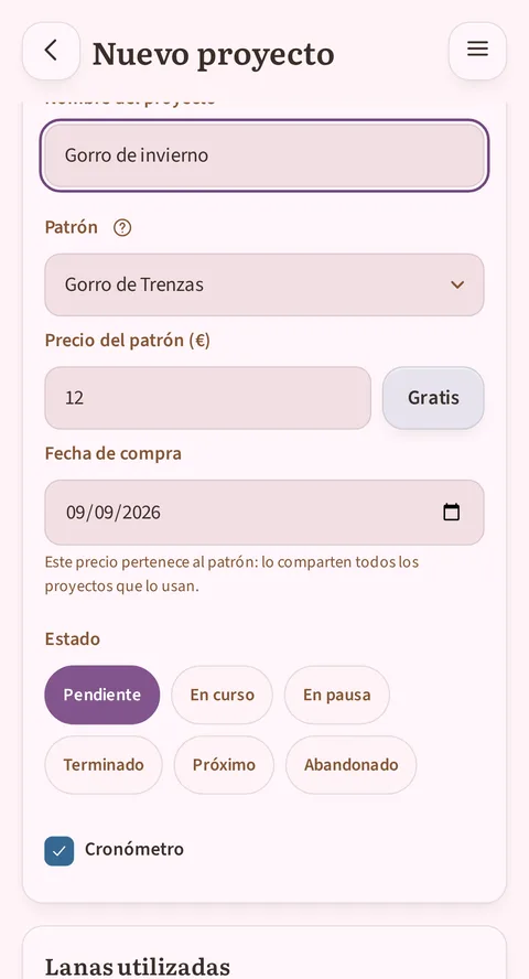 El formulario Nuevo proyecto sobre el Gorro de invierno: bajo el patrón Gorro de Trenzas, Precio del patrón (€) muestra 12 junto al botón Gratis, Fecha de compra marca 12/08/2026 y Estado está en Pendiente.