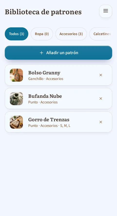 La pantalla Biblioteca de patrones: arriba los filtros Todos 3, Ropa 0, Accesorios 3 y un cuarto cortado por el borde derecho, debajo el botón Añadir un patrón a todo lo ancho y tres fichas (el Bolso Granny de ganchillo, la Bufanda Nube de punto y el Gorro de Trenzas en tallas S, M y L)