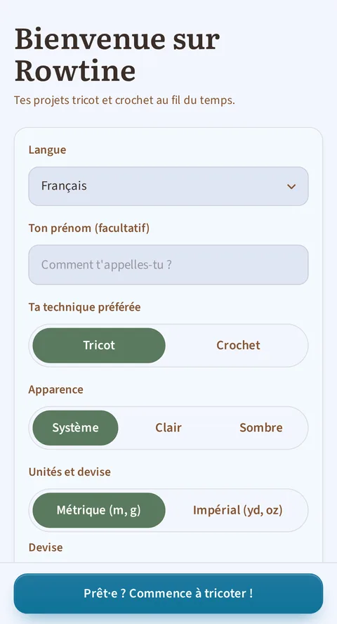 « Bienvenue sur Rowtine », et dessous « Tes projets tricot et crochet au fil du temps » : Français, Tricot, Système et Métrique (m, g) déjà retenus, et le bouton « Prêt·e ? Commence à tricoter ! » en bas