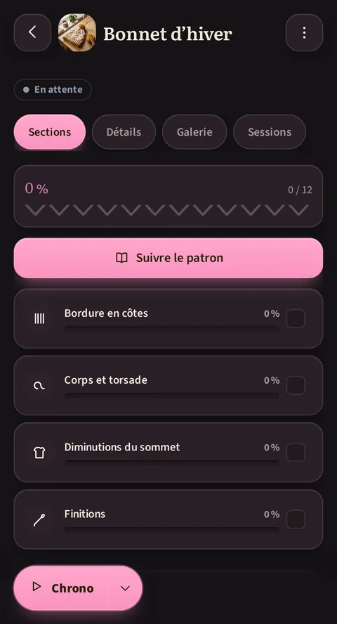 La même fiche du projet « Bonnet d'hiver » dans Rowtine, en thème sombre : fond nuit, accent rose, le même badge En attente, exactement les mêmes onglets, le même avancement à 0 sur 12 et les mêmes quatre sections.