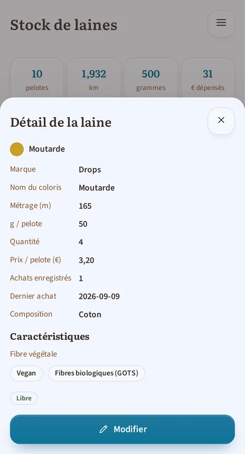 La fiche s'ouvre par-dessus le stock et ses totaux 10 pelotes, 1,932 km, 500 grammes, 31 € dépensés : pastille jaune Moutarde, marque Drops, 165 m, 50 g par pelote, quantité 4 à 3,20 €, dernier achat le 2026-08-12
