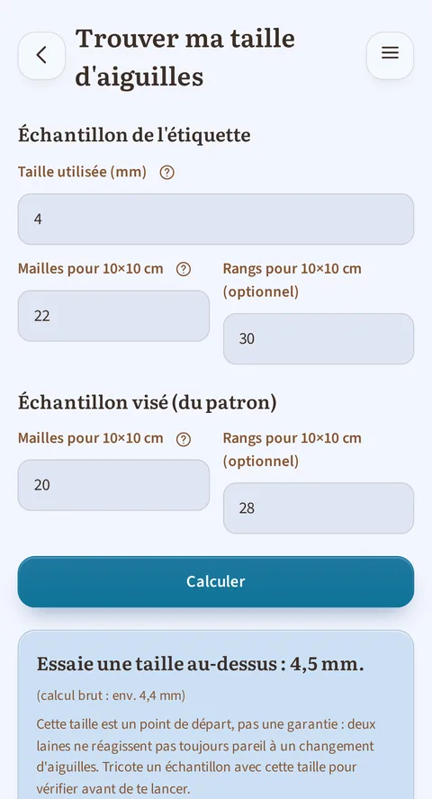 Trouver ma taille d'aiguilles, champs remplis : « Échantillon de l'étiquette » donne 4 mm, 22 mailles et 30 rangs pour 10×10 cm, « Échantillon visé (du patron) » 20 et 28, puis « Essaie une taille au-dessus : 4,5 mm. »